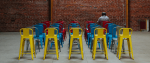 no-show lege stoelen event